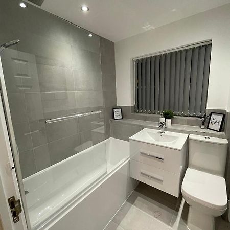 Modern Contractor's Haven: Cannock 2-Bed with Easy Access Exterior photo