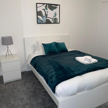 Modern Contractor's Haven: Cannock 2-Bed with Easy Access Exterior photo