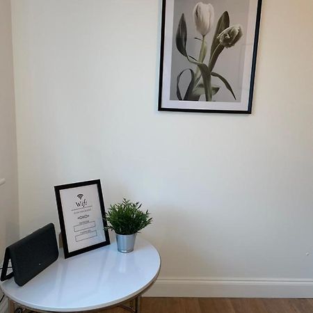 Modern Contractor's Haven: Cannock 2-Bed with Easy Access Exterior photo