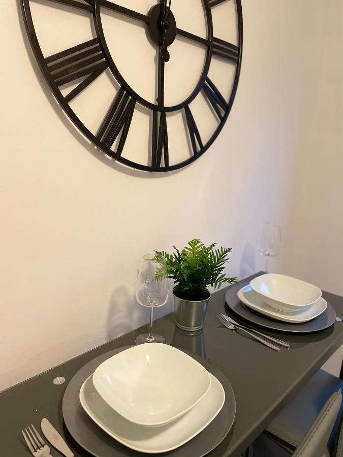 Modern Contractor's Haven: Cannock 2-Bed with Easy Access Exterior photo